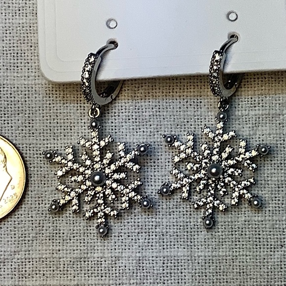 🌼 Snowflake Shiny Zircon Faux Pearl Inlaid Classic Dangle Small Hoop Earrings - Picture 3 of 4
